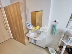 洗面台と収納のある洗面台  