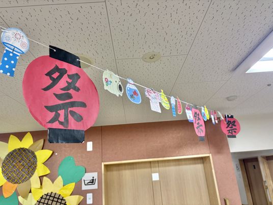 飾り付けのある廊下  