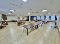 広い食堂の室内  