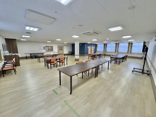 広い食堂の室内  