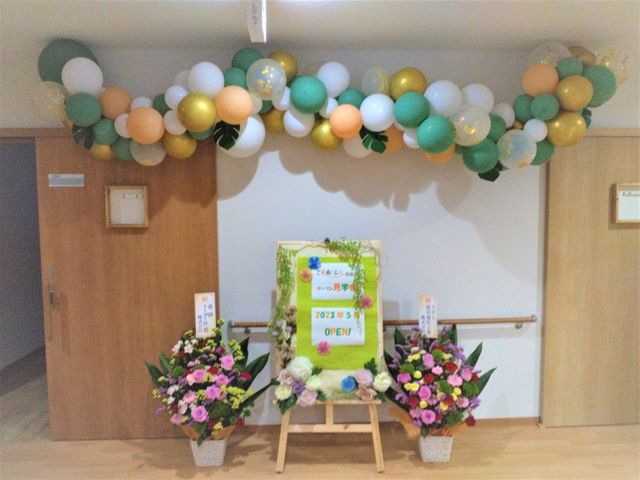 開所祝いのエントランス飾り