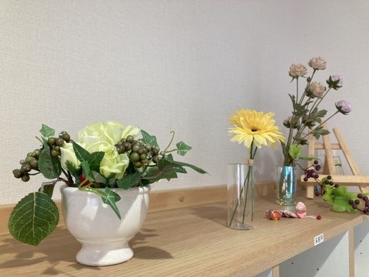 花と飴がある棚