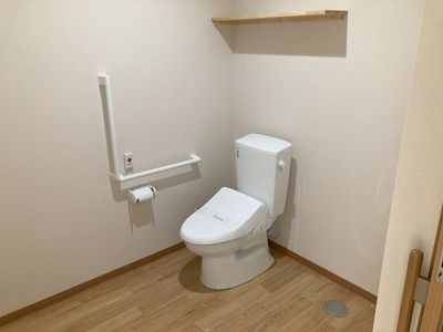 バリアフリー設計のトイレ