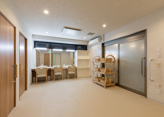 明るいラウンジ空間