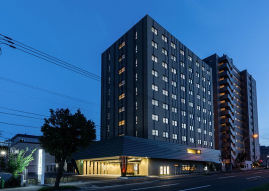 夜の建物の外観