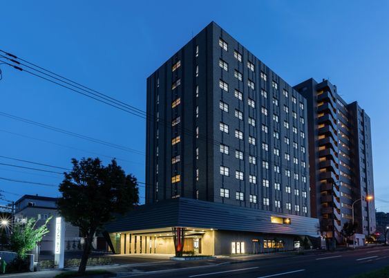 夜の建物の外観