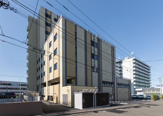 高層の建物外観