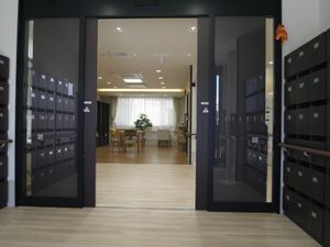 明るい共用スペースへの入口