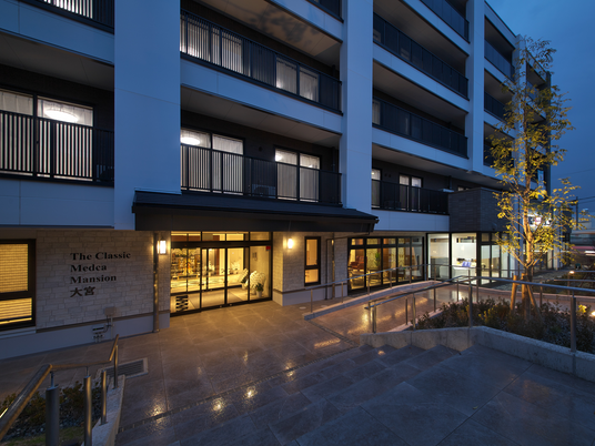 夕暮れ時の建物エントランス