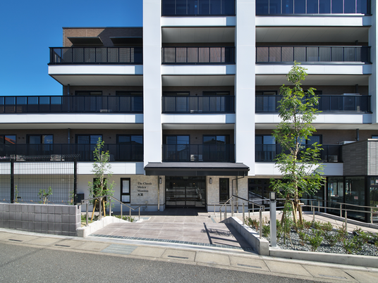 モダンな建物のエントランス