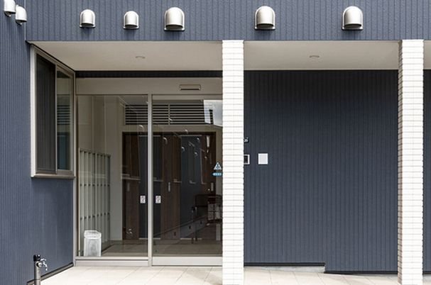 ガラス扉のエントランス