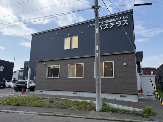 落ち着いた色合いの建物外観