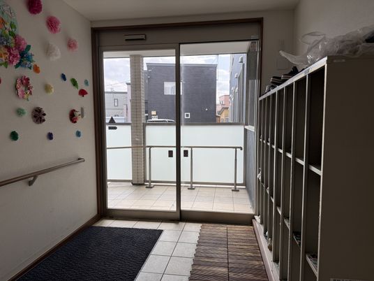 靴箱が並ぶ廊下