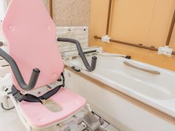 サポート用椅子付き浴室