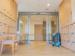 玄関と待合スペース