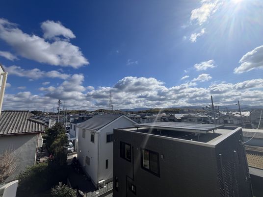 青空と建物の外観