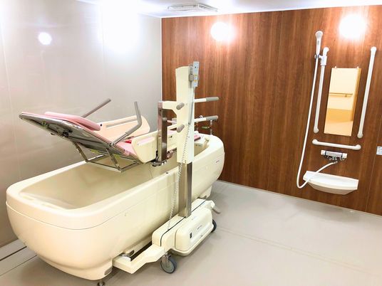 設備整った介護用浴室