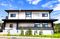 白と茶色の建物の外観