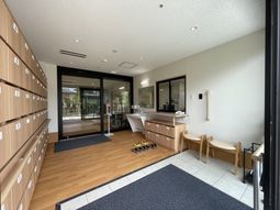 玄関ホールの明るい様子
