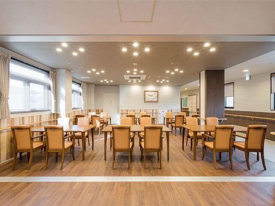 広々とした明るい食堂