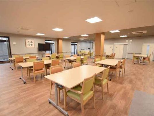 明るい食堂の全景