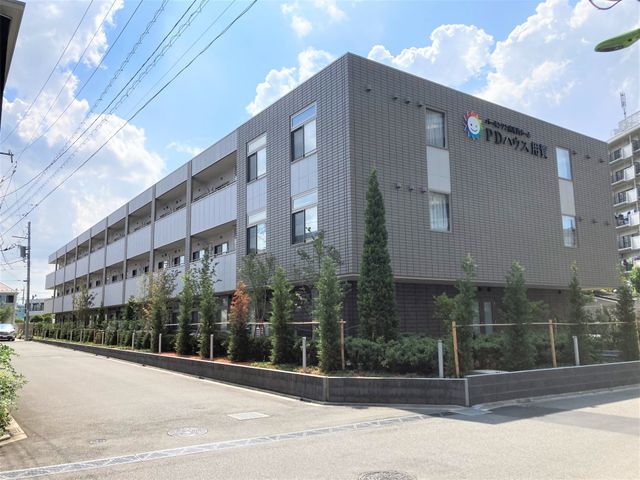 落ち着いた外観の建物 外観 落ち着いた色合いの建物は、緑が豊かで静かに佇んでいます。快適な環境で働けそうです。