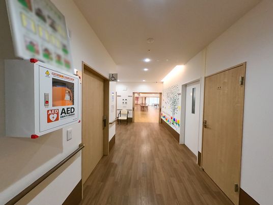 木製の扉が並ぶ廊下
