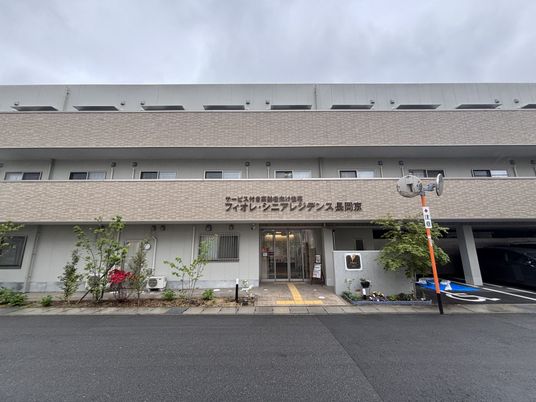 落ち着いた外観の建物