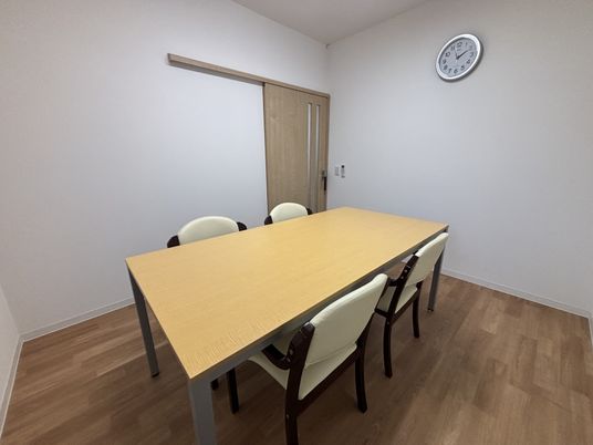 落ち着いた色調の部屋