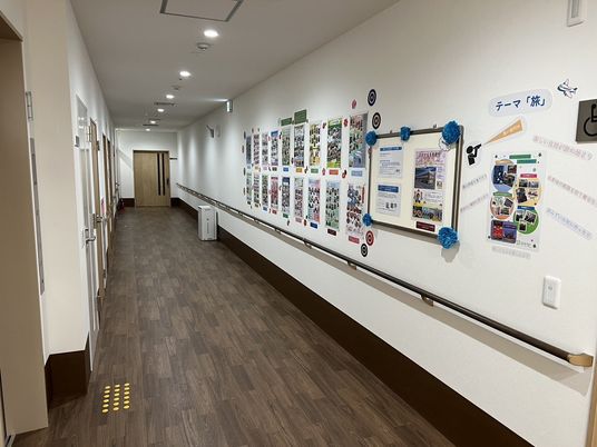掲示物が並ぶ廊下