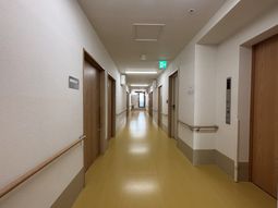 手すり付き長い廊下