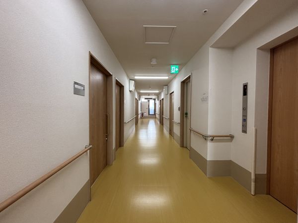手すり付き長い廊下