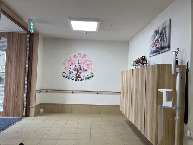 明るい廊下 廊下 広々とした明るい廊下は、壁に装飾が施され、温かみのある空間を演出しています。