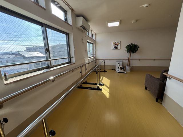 明るい訓練室 機能訓練室 自然光が差し込む明るい空間で、落ち着いた環境の中で機能訓練に取り組めます。