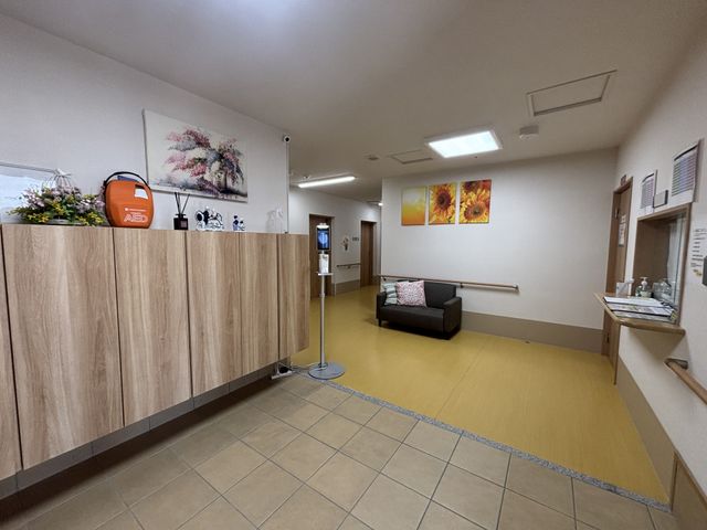 広々とした廊下スペース 廊下 広々とした廊下は、絵画が飾られた明るい空間で、安心感があります。ソファでゆったり休憩もできます。