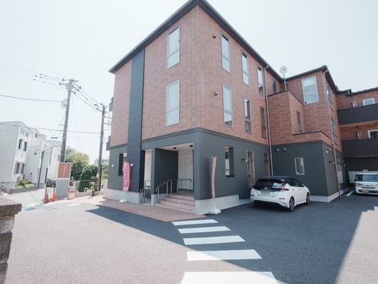 茶色の建物の外観
