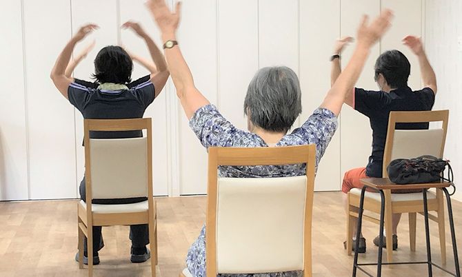 椅子で体操をする人々の様子