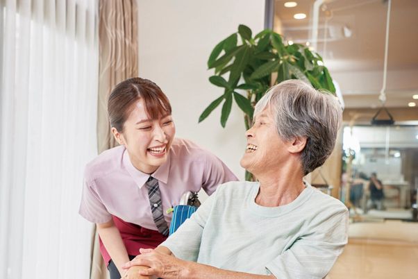 笑顔で会話するスタッフと利用者