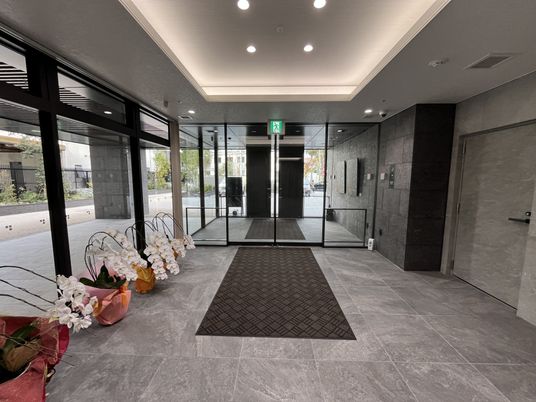 落ち着いた雰囲気のエントランス