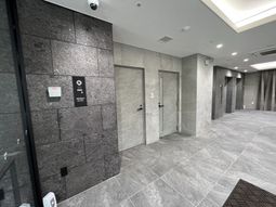 現代的な施設の廊下