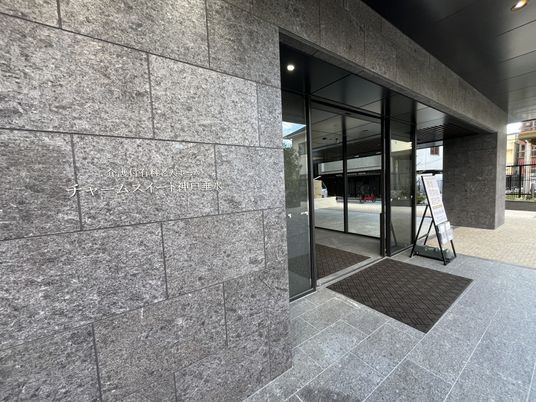 入り口前景の石壁