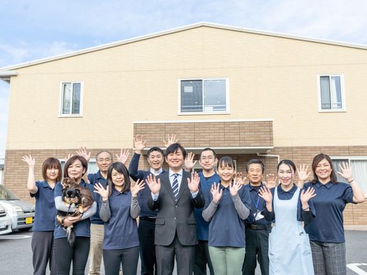 笑顔の職員と外観  
