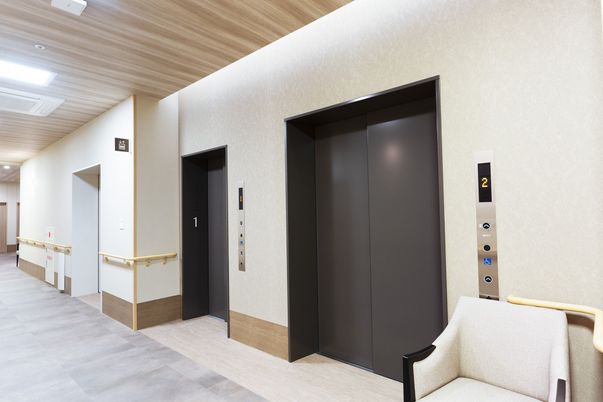 スタイリッシュなエレベーター廊下