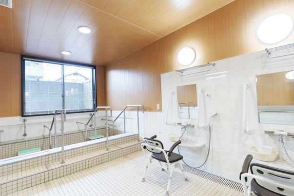 設備整ったケア浴室