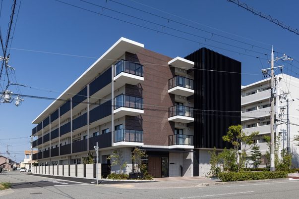 モダンな外観の建物