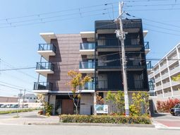 落ち着いた外観の建物