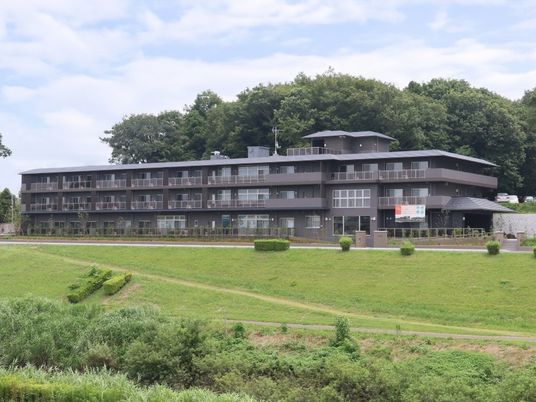 広々とした施設の外観
