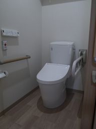 安全な手すり付きトイレ