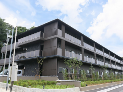 現代的な外観の建物