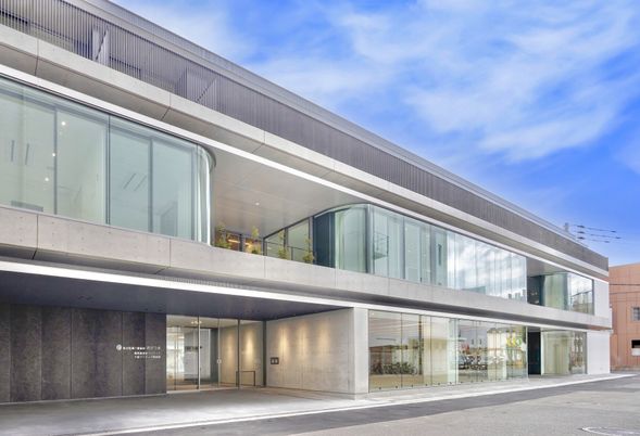 スタイリッシュな外観の建物